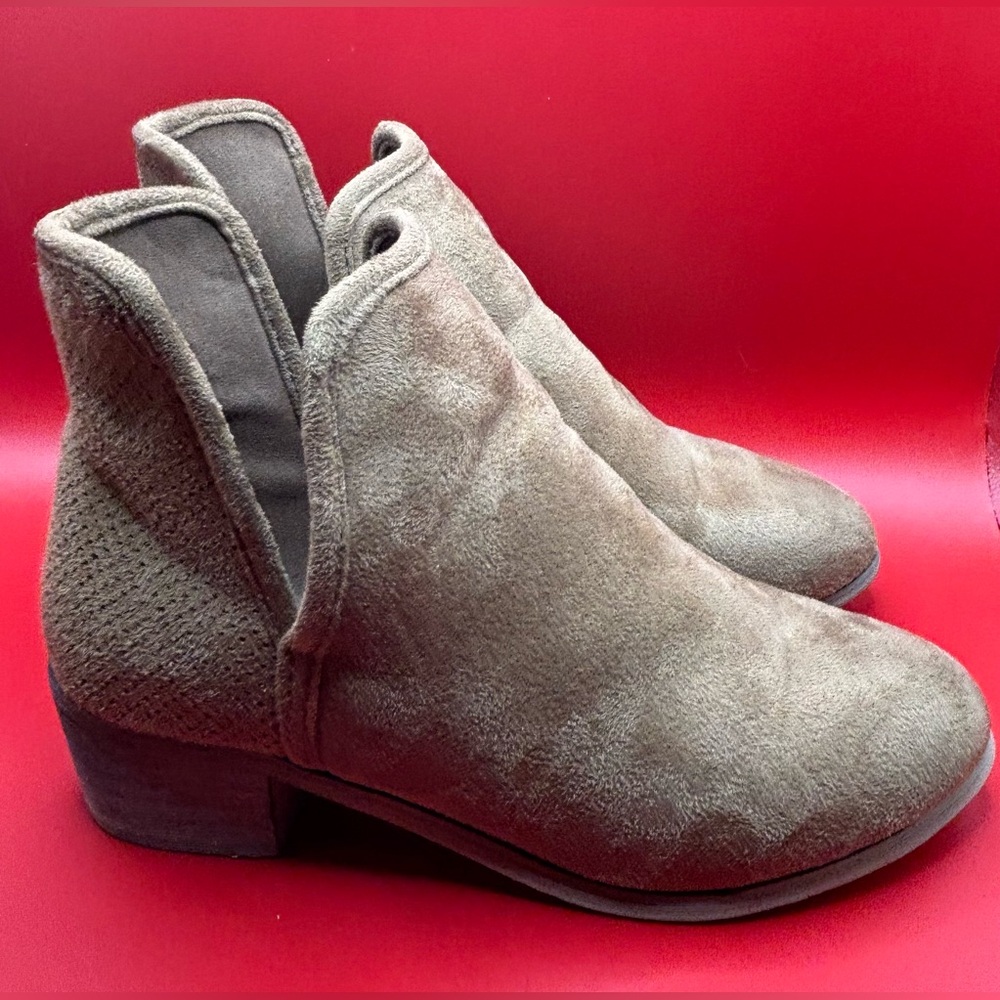 Seven7 Women's Soho Side Split Boot Style #2066 Size 7 Sand Faux Suede